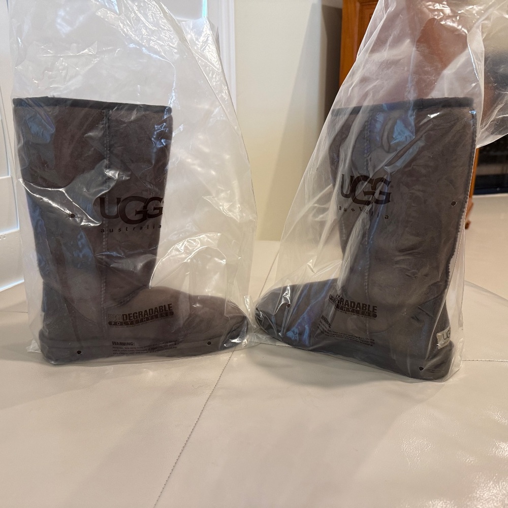 UGG Women's Classic Tall Boots in Chocolate, Size 6 - Picture 6 of 7